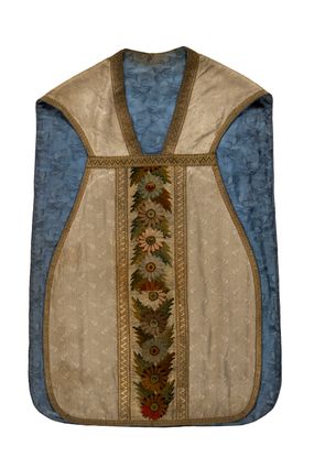 Zdjęcie nr 1: Boki ornatu z białej tkaniny wiskozowej, żakardowej. Wzór o kompozycji rzędowej z motywem trzech nachodzących na siebie okręgów, zwróconych w prawo lub w lewo i przesuniętymi o połowę szerokości raportu w kolejnych rzędach.
Tylna preteksta z tkaniny półjedwabnej o splocie atłasowym, lansowanej nićmi o oplocie metalowym gładkim i karbowanym oraz nićmi bawełnianymi o splocie rządkowym, całość zabezpieczona ściegiem łańcuszkowym. Kompozycja złożona z dwóch przeplatających się wici; złota ze stylizowanymi strzępiastymi liśćmi i wolutowo wygiętymi witkami, żółto-zielona z liśćmi i owocami winnego krzewu. Na przecięciu ramion krzyża preteksty medalion z wizerunkiem Matki Boskiej Apokaliptycznej. Przednia preteksta haftowana na kanwie ściegiem liczonym nićmi bawełnianymi i wełną; na białym tle główki kwiatów w otoczeniu strzępiastych liści, ułożone wertykalnie, w zimnych odcieniach zieleni, brązu i szarości. 
Galony tkane z nićmi o oplocie miedzianym w wątku, w dwóch szerokościach, z motywem zygzaka, jeden lub dwa brzegi ząbkowane.
Podszewka z tkaniny wiskozowej, żakardowej, w kolorze niebieskim. Wzór o kompozycji pasowej z motywem geometrycznym oraz dwóch rodzajów gałązek z kwiatami  i listkami, zwróconymi w prawo lub w lewo i przesuniętymi o połowę szerokości raportu w kolejnych pasach.
