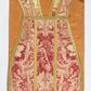 Zdjęcie nr 1: Ornat jednolity z czerwono-białej tkaniny półjedwabnej (?), żakardowej. Wzór o kompozycji sieciowej z motywem drobnych girland kwiatowych, rozłożystych centralnie umieszczonych układów roślinno-kwiatowych i elementów nawiązujących do ornamentu okuciowo-kartuszowego.

Galony tkane z nićmi o oplocie miedzianym złoconym w wątku, w dwóch szerokościach, z motywem czwórlistnych kwiatków i diagonalnych liści, brzegi z ząbkami.

Podszewka z tkaniny wiskozowej o splocie rządkowym, w kolorze pomarańczowym.