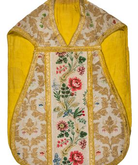 Zdjęcie nr 1: Boki ornatu z tkaniny jedwabnej, o tle atłasowym lansowanej nićmi o oplocie metalowym w kolorze złotym oraz nićmi jedwabnymi wielobarwnymi. Wzór o kompozycji sieciowej, wyznaczony przez faliste, wznoszące się ku górze wici z bujnych liści, wyznaczające pola, w których dwa rodzaje symetrycznych kompozycji z kwiatów, liści i traw.

Preteksty z tafty w kolorze białym, pokrytej ściegiem łańcuszkowym. Wzór o splotach rządkowych, lansowany barwnymi nićmi jedwabnymi i nićmi o oplocie metalowym w kolorze złotym. Wzór z motywem falistej wici roślinnej z polnymi kwiatami, kłosami zbóż oraz kiściami winogron.

Galon tkany z nićmi o oplocie metalowym w wątku, w kolorze złotym, z motywem falistej wici roślinnej z liśćmi.

Podszewka z tkaniny bawełnianej, adamaszkowej, w kolorze żółtym, z motywem zygzaka przeplatającego się z wicią roślinną.