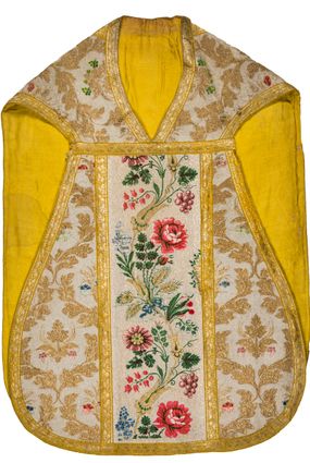 Zdjęcie nr 1: Boki ornatu z tkaniny jedwabnej, o tle atłasowym lansowanej nićmi o oplocie metalowym w kolorze złotym oraz nićmi jedwabnymi wielobarwnymi. Wzór o kompozycji sieciowej, wyznaczony przez faliste, wznoszące się ku górze wici z bujnych liści, wyznaczające pola, w których dwa rodzaje symetrycznych kompozycji z kwiatów, liści i traw.

Preteksty z tafty w kolorze białym, pokrytej ściegiem łańcuszkowym. Wzór o splotach rządkowych, lansowany barwnymi nićmi jedwabnymi i nićmi o oplocie metalowym w kolorze złotym. Wzór z motywem falistej wici roślinnej z polnymi kwiatami, kłosami zbóż oraz kiściami winogron.

Galon tkany z nićmi o oplocie metalowym w wątku, w kolorze złotym, z motywem falistej wici roślinnej z liśćmi.

Podszewka z tkaniny bawełnianej, adamaszkowej, w kolorze żółtym, z motywem zygzaka przeplatającego się z wicią roślinną.