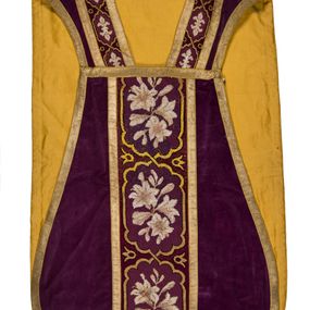 Zdjęcie nr 1: Boki ornatu z gładkiego aksamitu bawełnianego w kolorze fioletowym.

Preteksty z haftem liczonym na kanwie, nićmi bawełnianymi, z motywem dwóch przeplatających się taśm zakreślających medaliony o ozdobnym wykroju, w których polu kwiaty i pąki lilii. Pas wokół wycięcia na głowę z mniejszymi medalionami, w których polu lilie heraldyczne.

Galon tkany z nićmi o oplocie metalowym w kolorze złotym, z motywem ukośnych prążków.

Podszewka z satyny bawełnianej, w kolorze żółtym.