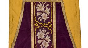 Zdjęcie nr 1: Boki ornatu z gładkiego aksamitu bawełnianego w kolorze fioletowym.

Preteksty z haftem liczonym na kanwie, nićmi bawełnianymi, z motywem dwóch przeplatających się taśm zakreślających medaliony o ozdobnym wykroju, w których polu kwiaty i pąki lilii. Pas wokół wycięcia na głowę z mniejszymi medalionami, w których polu lilie heraldyczne.

Galon tkany z nićmi o oplocie metalowym w kolorze złotym, z motywem ukośnych prążków.

Podszewka z satyny bawełnianej, w kolorze żółtym.