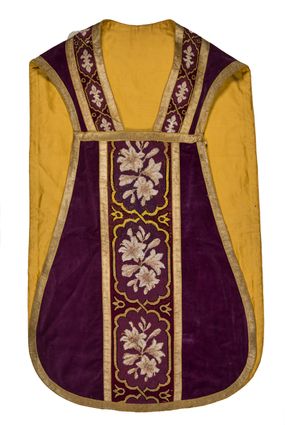 Zdjęcie nr 1: Boki ornatu z gładkiego aksamitu bawełnianego w kolorze fioletowym.

Preteksty z haftem liczonym na kanwie, nićmi bawełnianymi, z motywem dwóch przeplatających się taśm zakreślających medaliony o ozdobnym wykroju, w których polu kwiaty i pąki lilii. Pas wokół wycięcia na głowę z mniejszymi medalionami, w których polu lilie heraldyczne.

Galon tkany z nićmi o oplocie metalowym w kolorze złotym, z motywem ukośnych prążków.

Podszewka z satyny bawełnianej, w kolorze żółtym.