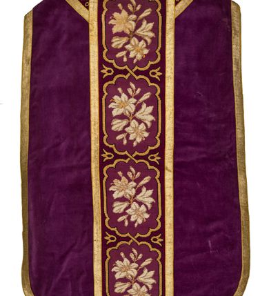 Zdjęcie nr 2: Boki ornatu z gładkiego aksamitu bawełnianego w kolorze fioletowym.

Preteksty z haftem liczonym na kanwie, nićmi bawełnianymi, z motywem dwóch przeplatających się taśm zakreślających medaliony o ozdobnym wykroju, w których polu kwiaty i pąki lilii. Pas wokół wycięcia na głowę z mniejszymi medalionami, w których polu lilie heraldyczne.

Galon tkany z nićmi o oplocie metalowym w kolorze złotym, z motywem ukośnych prążków.

Podszewka z satyny bawełnianej, w kolorze żółtym.