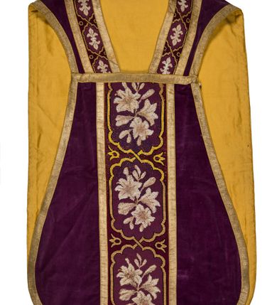 Zdjęcie nr 3: Boki ornatu z gładkiego aksamitu bawełnianego w kolorze fioletowym.

Preteksty z haftem liczonym na kanwie, nićmi bawełnianymi, z motywem dwóch przeplatających się taśm zakreślających medaliony o ozdobnym wykroju, w których polu kwiaty i pąki lilii. Pas wokół wycięcia na głowę z mniejszymi medalionami, w których polu lilie heraldyczne.

Galon tkany z nićmi o oplocie metalowym w kolorze złotym, z motywem ukośnych prążków.

Podszewka z satyny bawełnianej, w kolorze żółtym.